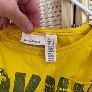 DKNY Jeans Graphic T-Shirt – Women’s Large (Used)
